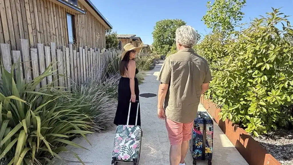 Couple arrivant aux Gîtes du Bioparc de Doué-la-Fontaine