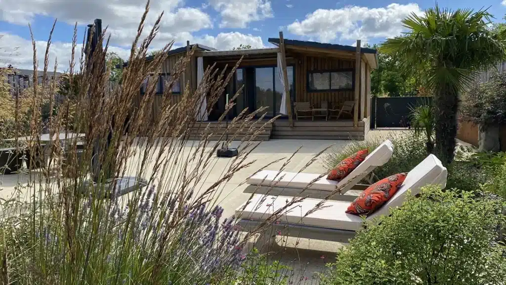 Terrasse et jardin d’un Nid Douillet face au Bioparc