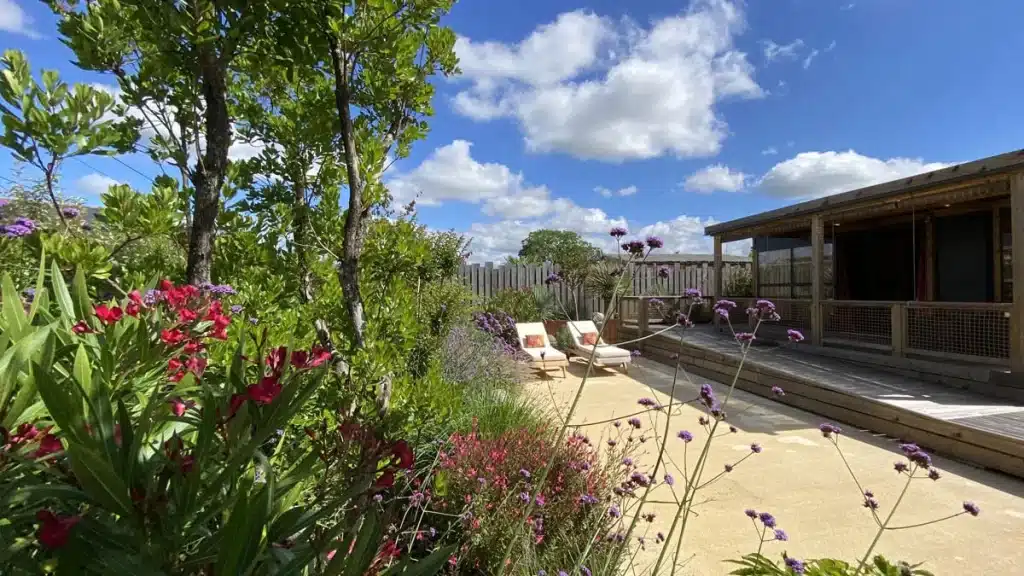 Jardin et terrasse du Nid adapté PMR des Gîtes du Bioparc